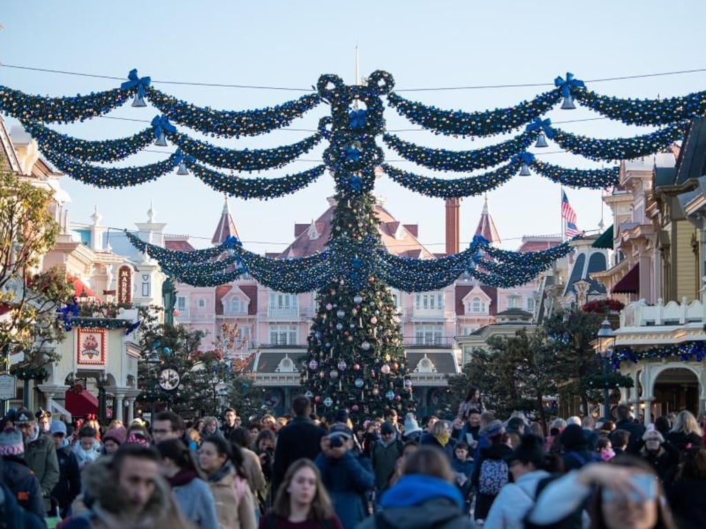 Weihnachtsdeko im Disneyland Park: Diese Saison haben die Ausstatter auf die Farbe Blau gesetzt. Foto: Andrea Warnecke