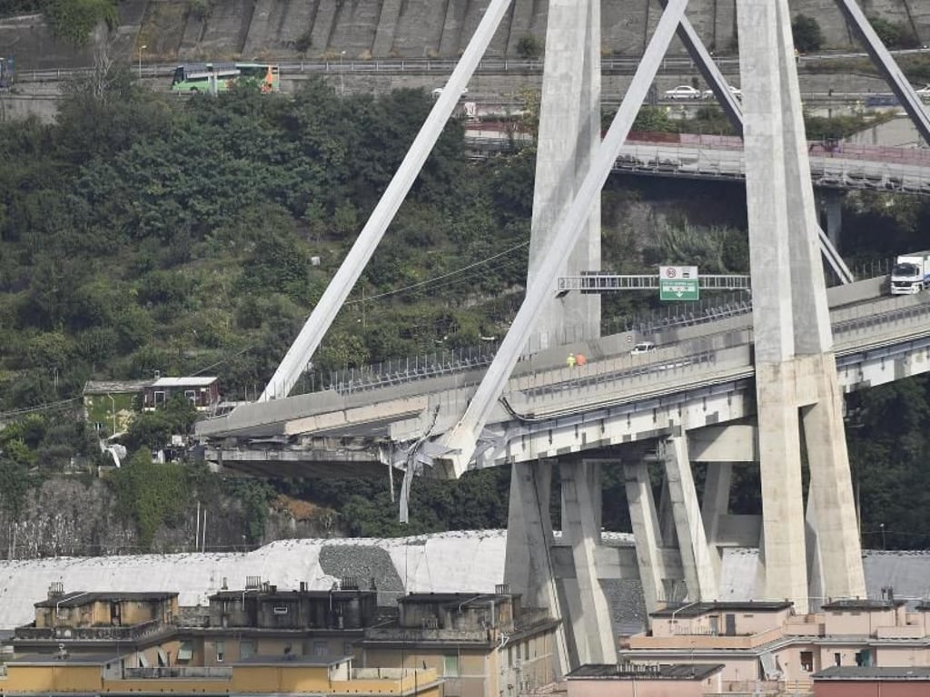 Während eines Unwetters war ein etwa 180 Meter langer Abschnitt der Brücke in die Tiefe gestürzt. Foto: Flavio Lo Scalzo/ANSA/AP