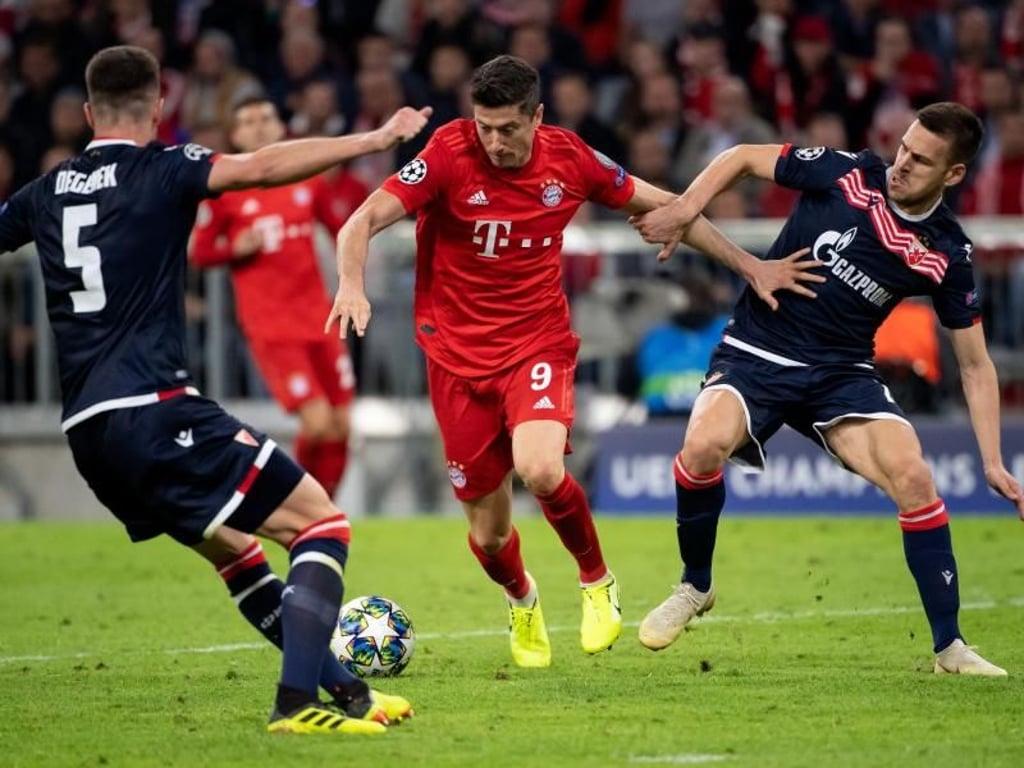 Robert Lewandowski (M) setzt sich gegen Milos Degenek (l) und Marko Gobeljic von Belgrad durch. Foto: Sven Hoppe