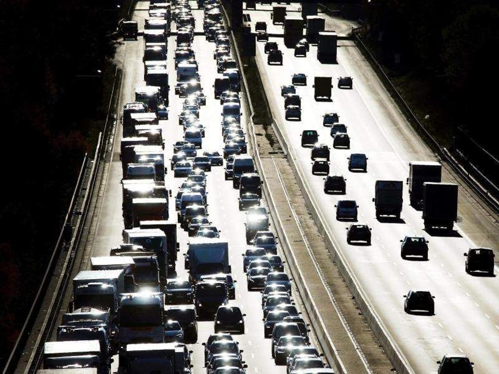 Der Ferienverkehr wird am Wochenende für Staus auf vielen Autobahnen sorgen. Foto: David Young/Archiv