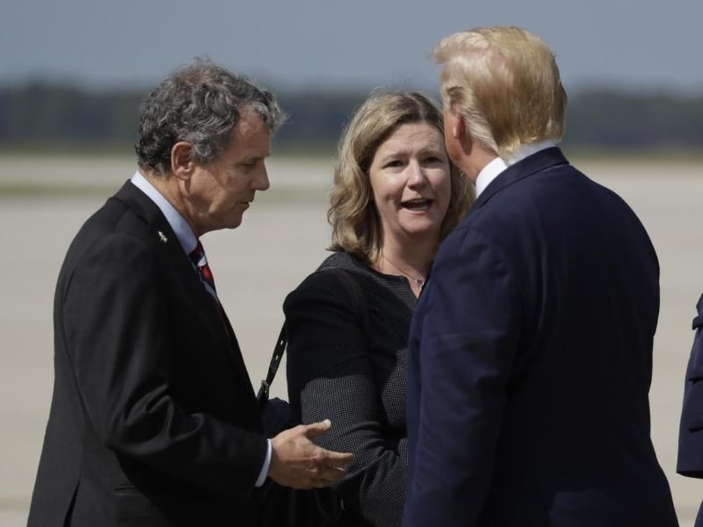 Trump wird empfangen von Nan Whaley, der Bürgermeisterin von Dayton, und Sherrod Brown, dem demokratischen Senator aus Ohio. Foto: Evan Vucci/AP