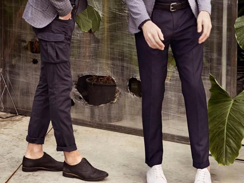 Cargohosen und urbane Lässigkeit - so inszeniert Sisley den Männerlook in dieser Saison (links: Sakko 159 Euro, Shirt 35 Euro, Hose 95 Euro, Schuhe 179 Euro rechts: Sakko 159 Euro, Pullover 85 Euro, Gürtel 49 Euro, Hose 85 Euro, Schuhe 99 Euro). Foto: Sisley