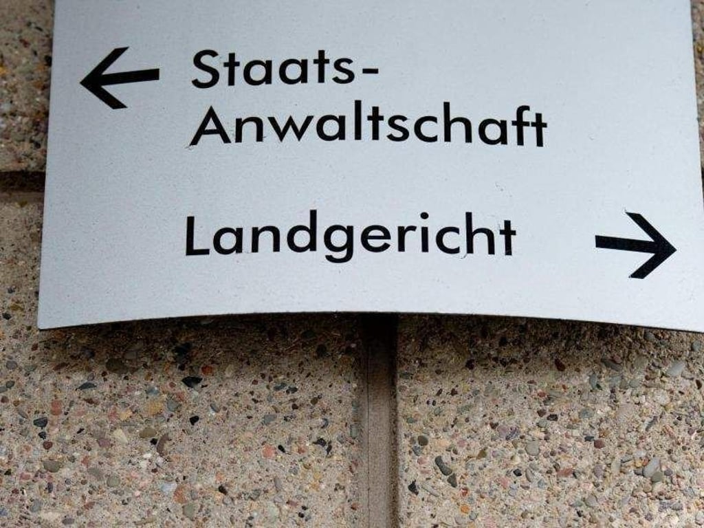 Hinweisschild für die Staatsanwaltschaft und das Landgericht in der niedersächsischen Landeshauptstadt. Foto: Julian Stratenschulte