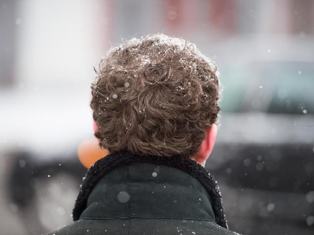 Kühler Kopf: Schnee liegt auf den Haaren eines Mannes. Foto: Christophe Gateau