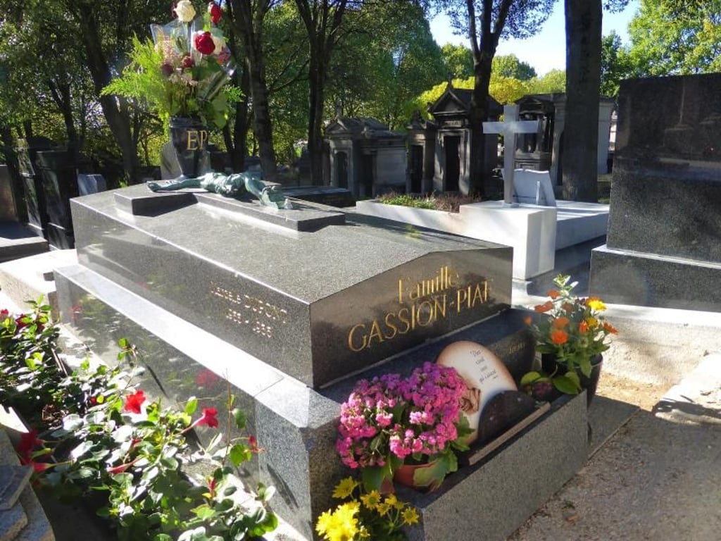 Edith Piaf ruht auf dem berühmten Pariser Friedhof Père Lachaise. Als die Sängerin starb, erwiesen ihr Zehntausende die letzte Ehre. Foto: Christine Longin