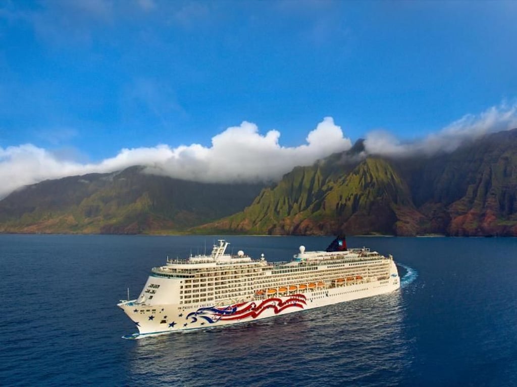 Einziges Kreuzfahrtschiff unter amerikanischer Flagge: Die «Pride of America» von Norwegian Cruise Line fährt das ganze Jahr rund um Hawaii, hier vor der Na-Pali-Küste. Foto: Norwegian Cruise Line/Danny Lehman