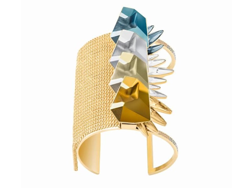 Dicke, glänzende Armreife mit opulenten Verzierungen sind ein Trend des Sommers. Auch Swarovski hat sie in der aktuellen Kollektion (99 Euro). Foto: Swarovski
