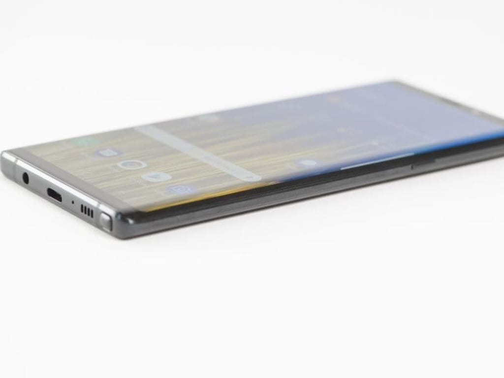 Mit seinem Gehäuse aus Glas und Metall wirkt das Note 9 schlank und wuchtig zugleich. Foto: Robert Günther/dpa-tmn