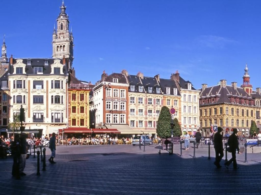 Der herrschaftliche Grand Place in Lille ist von den Bahnhöfen in wenigen Minuten zu Fuß zu erreichen. Foto: Nordfrankreich Tourismus/Jean-Pierre Duplan