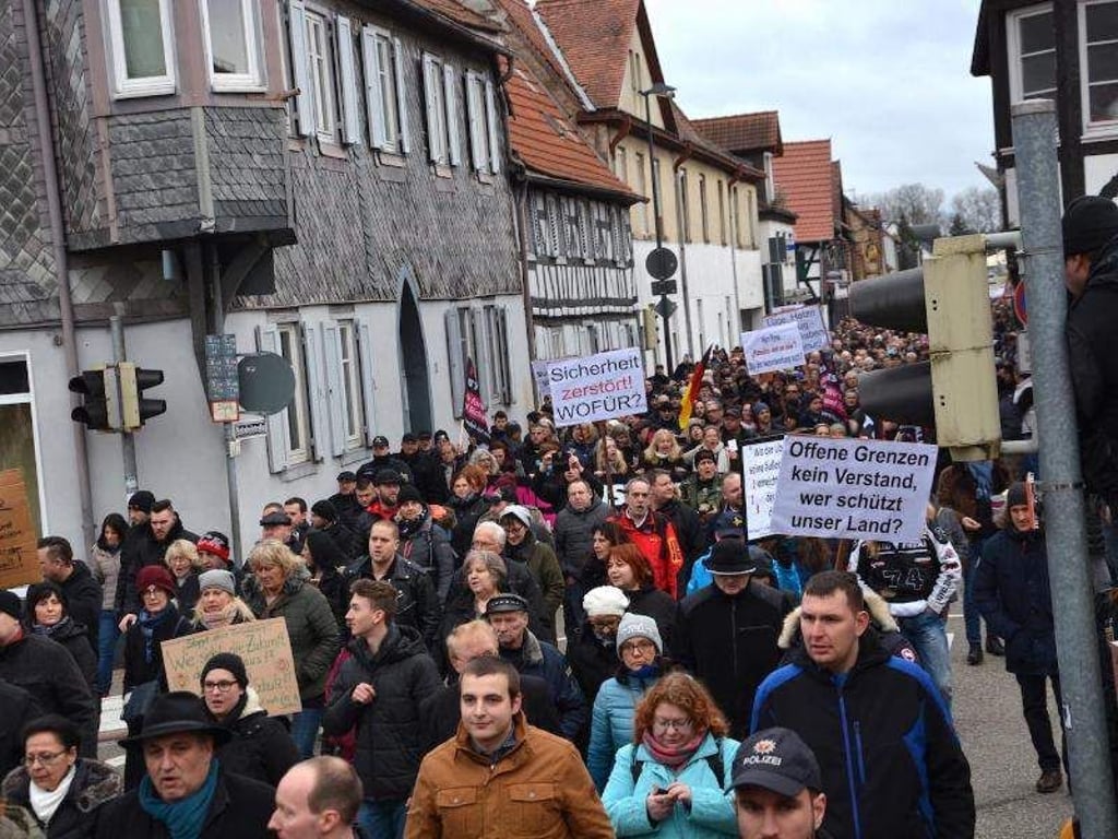 Das «Frauenbündnis Kandel» zieht unter dem Motto «Sicherheit für uns und unsere Kinder» durch die Stadt. Foto: Julian Weber