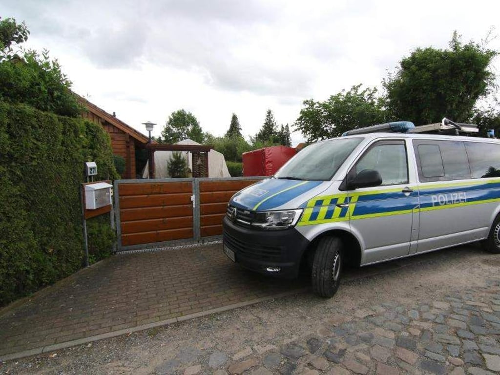 Einsatzkräfte der Polizei sichern in Halberstadt einen Tatort ab. Foto: Matthias Bein/Archiv