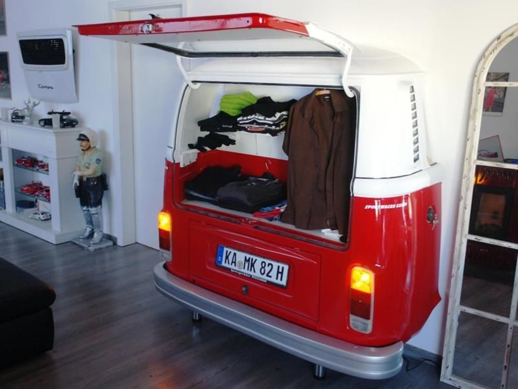 Statt das alte Auto zu verschrotten, können ihre Besitzer sie auch in die Wohnung integrieren. So wurde aus dem Heck dieses T2 von Volkswagen ein Schrank. Foto: automöbeldesign-martin schlund