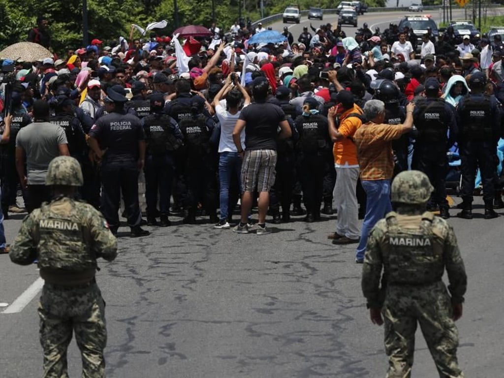 Mexikanische Polizisten stoppen Migranten auf dem Weg in die USA. Foto: Marco Ugarte/AP