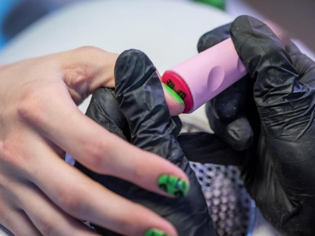Eine Alternative: Stempelkisten verzieren zum Abschluss der Maniküre den Nagel mit einem Muster. Foto: Christin Klose/dpa-tmn