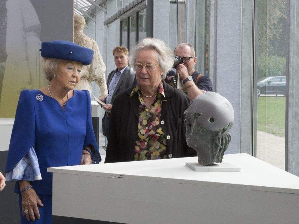 Prinzessin Beatrix der Niederlande sieht sich im Haus Doorn die Ausstellung «Verzet en Verdriet in Beeld» an. Foto: Albert van der Werf