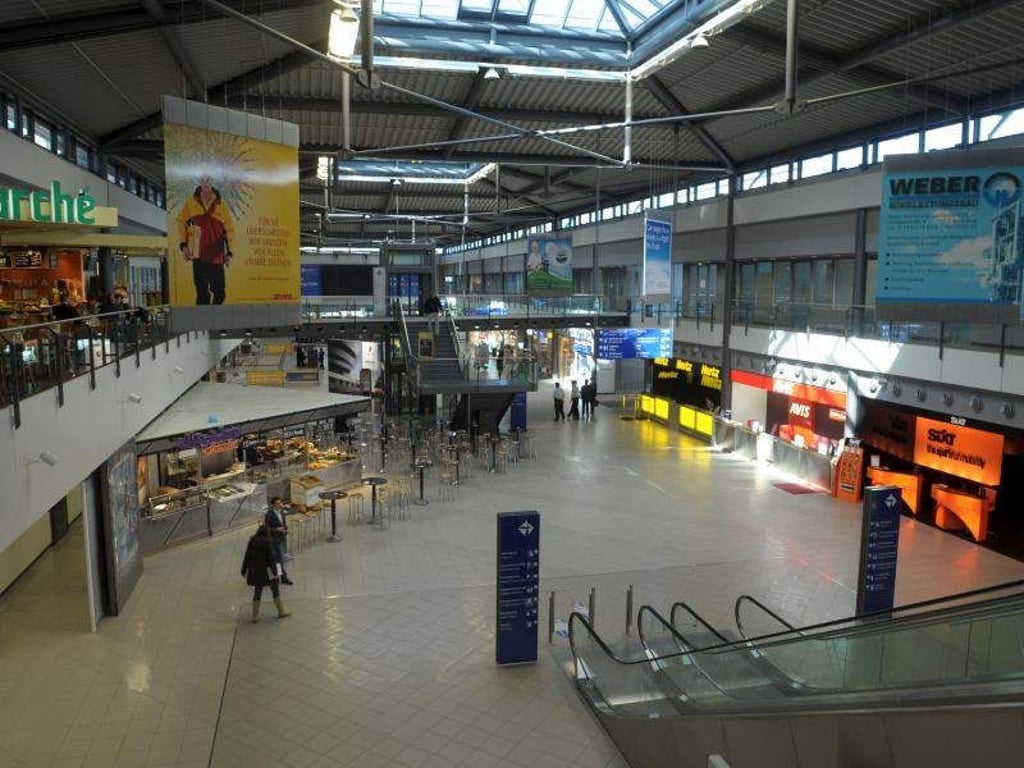 Blick in die Abflughalle auf dem Flughafen Leipzig/Halle. Foto: Peter Endig/Archiv