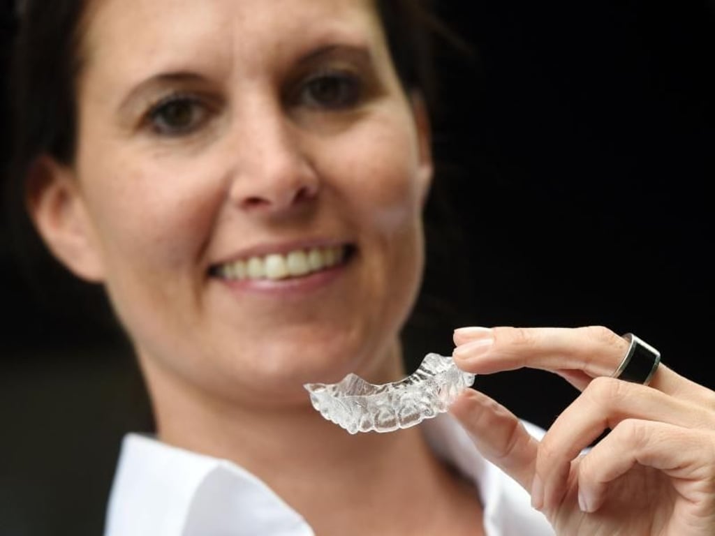 Die sogenannten Clear Aligner sind unter den Zahnspangen immer mehr im Kommen. Nina Schötz ist Geschäftsführerin des Zahnlabors Flemming Dental, das solche Zahnschienen herstellt. Foto: Henning Kaiser
