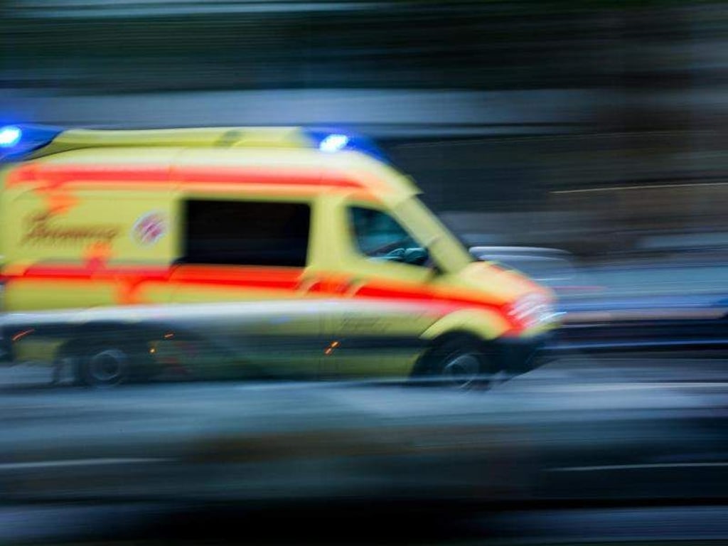 Ein Krankenwagen im Einsatz. Foto: Arno Burgi/Archiv