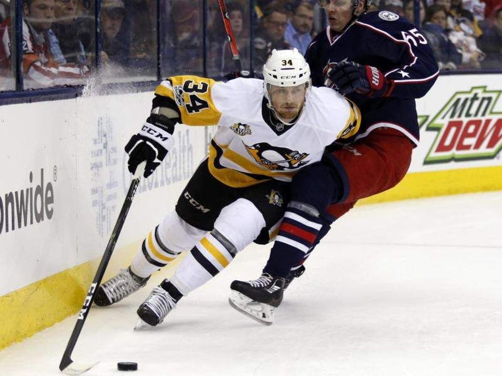Tom Kühnhackl (l) spielt in der NHL für die Pittsburgh Penguins. Foto: Paul Vernon
