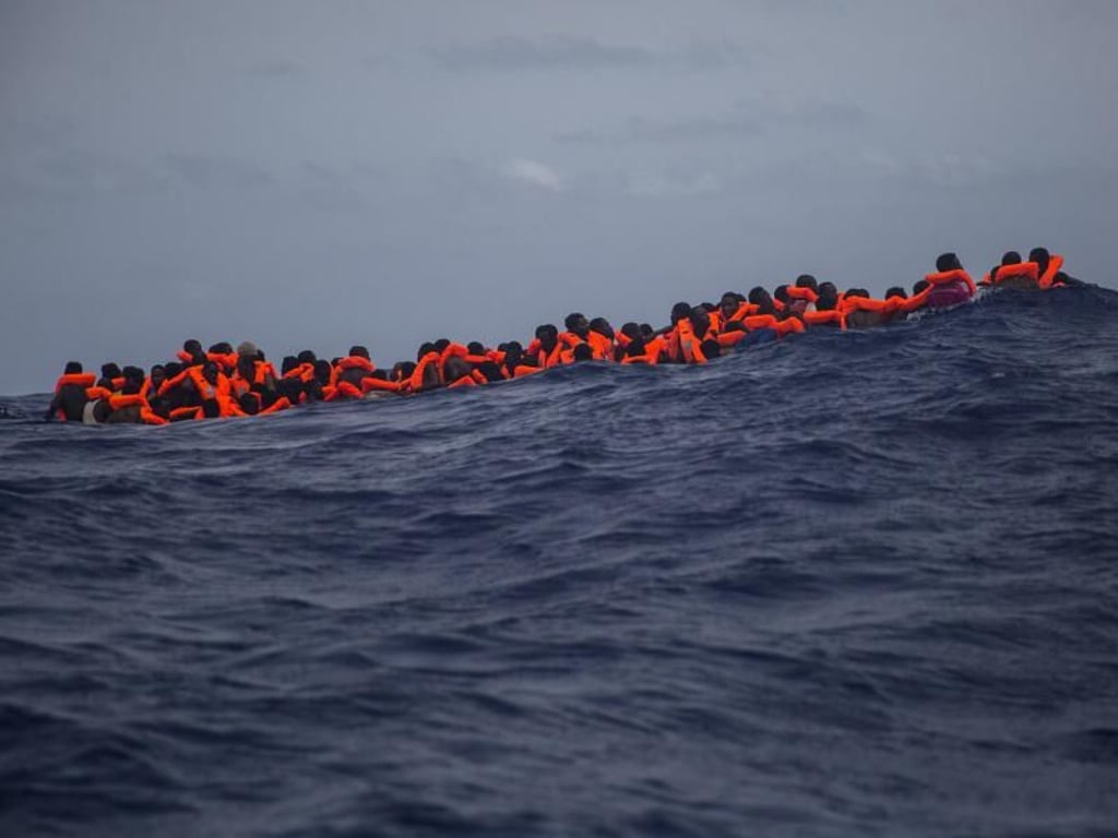 Migranten warten auf dem Mittelmeer, ungefähr 15 Meilen nördlich von Sabratha, Libyen, darauf, von Helfern der NGO «Proactiva Open Arms» gerettet zu werden. Foto: Santi Palacios/Archiv
