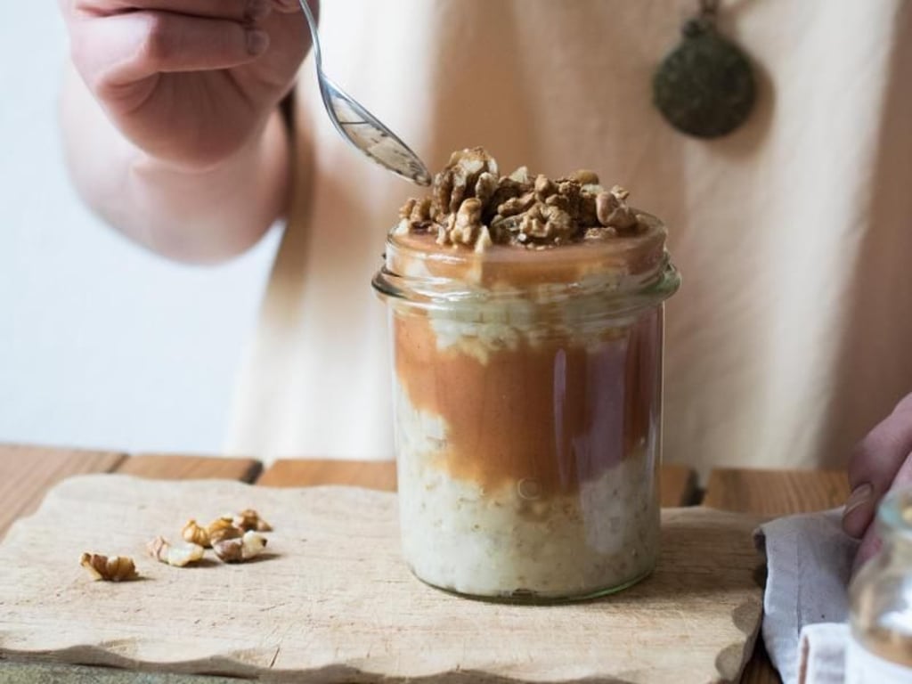 Lecker schmecken zu Porridge cremiges Apfelmus und Walnüsse als Topping. Foto: Solène Roussel/Haferkater
