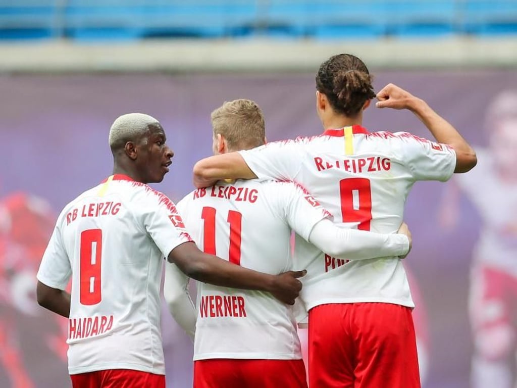 Leipzigs Amadou Haidara (l-r), Torschütze Timo Werner und Yussuf Poulsen jubeln über das Tor zum 1:0. Foto: Jan Woitas