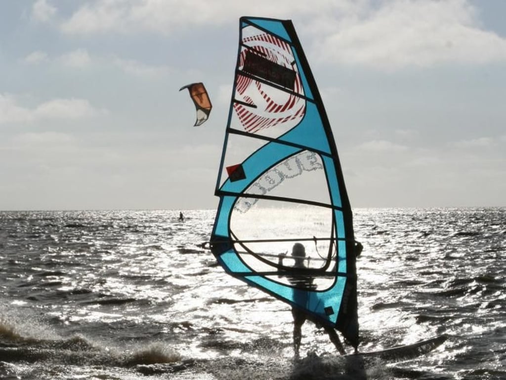 Windsurfer können in Norddeich in der Regel drei Stunden vor Hochwasser bis drei Stunden nach Hochwasser fahren. Foto: Surfschule Norddeich/dpa-tmn