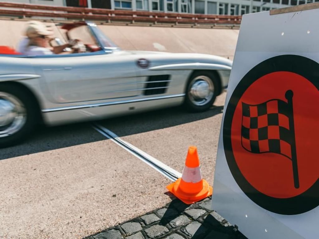 Messzeit: Wo genau der Veranstalter die Abschnittszeit misst, bekommen Fahrer und Copilot hier anhand einer prägnanten Tafel angezeigt - gemessen wird unter anderem mit Druckschläuchen. Foto: Daimler AG