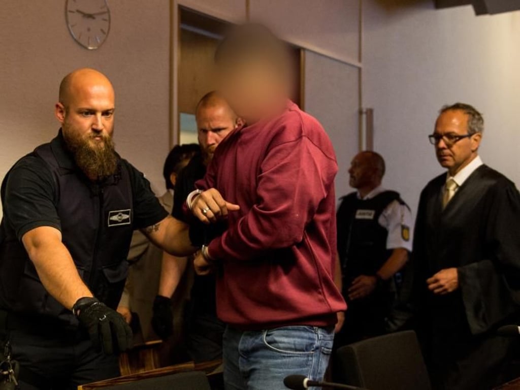 Der Angeklagte Hussein K. im Landgericht Freiburg. Er ist wegen Mordes an einer Studentin angeklagt. Foto: Patrick Seeger