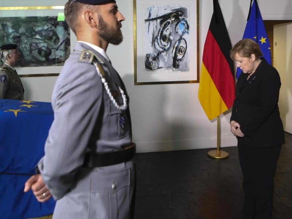 Bundeskanzlerin Angela Merkel verneigt sich am Sarg von Altbundeskanzler Kohl. Foto: -/European Union 2017/EP
