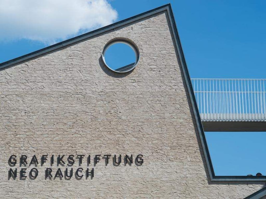 «Grafikstiftung Neo Rauch» steht in großen Lettern an der Fassade des Riegelbaus am Bestehornpark. Foto: Klaus-Dietmar Gabbert/Archiv