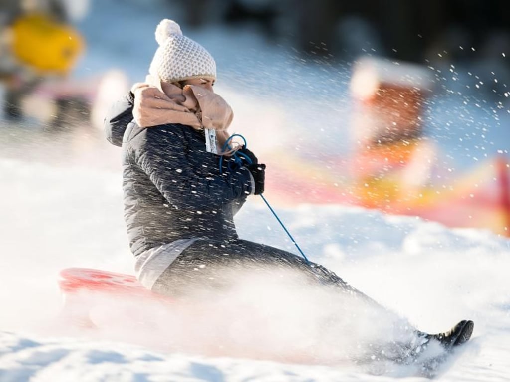 Juhu! Wintersport angesagt. Im Sauerland laufen bei besten Wintersportbedingungen die Ski-Lifte. Foto: Marius Becker
