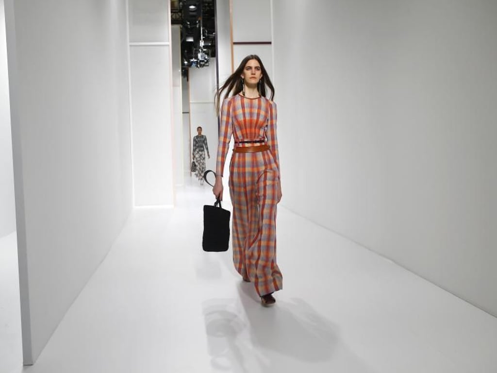 Mit weit geschnittenen Hosen durch enge Gänge: Hermès bei der Modewoche in Paris. Foto: Francois Mori