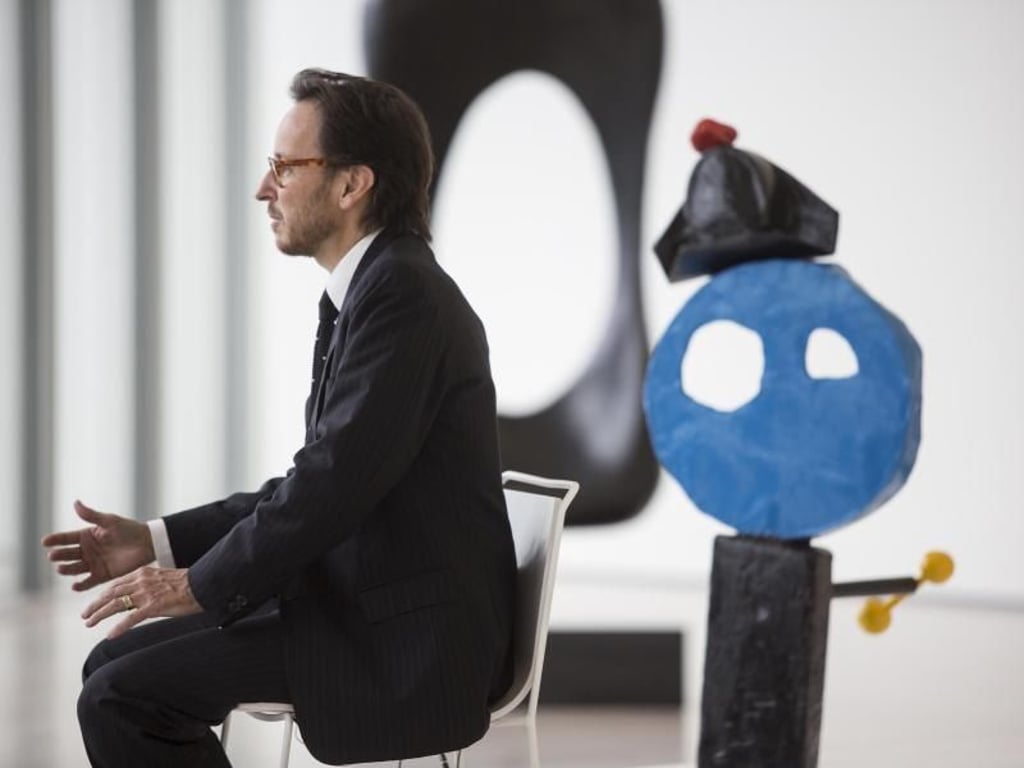 Miró-Enkel und Kurator Joan Punyet Miró vor dem Werk «Femme et oiseau» (Frau und Vogel). Foto: Belen de Benito/Centro Botín