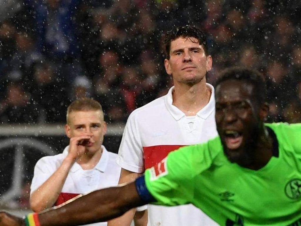 Hinter dem jubelnden Schalker Salif Sané (r) lassen die beiden VfB-Spieler Mario Gomez (M) und Santiago Ascacibar die Köpfe händen. Foto: Marijan Murat