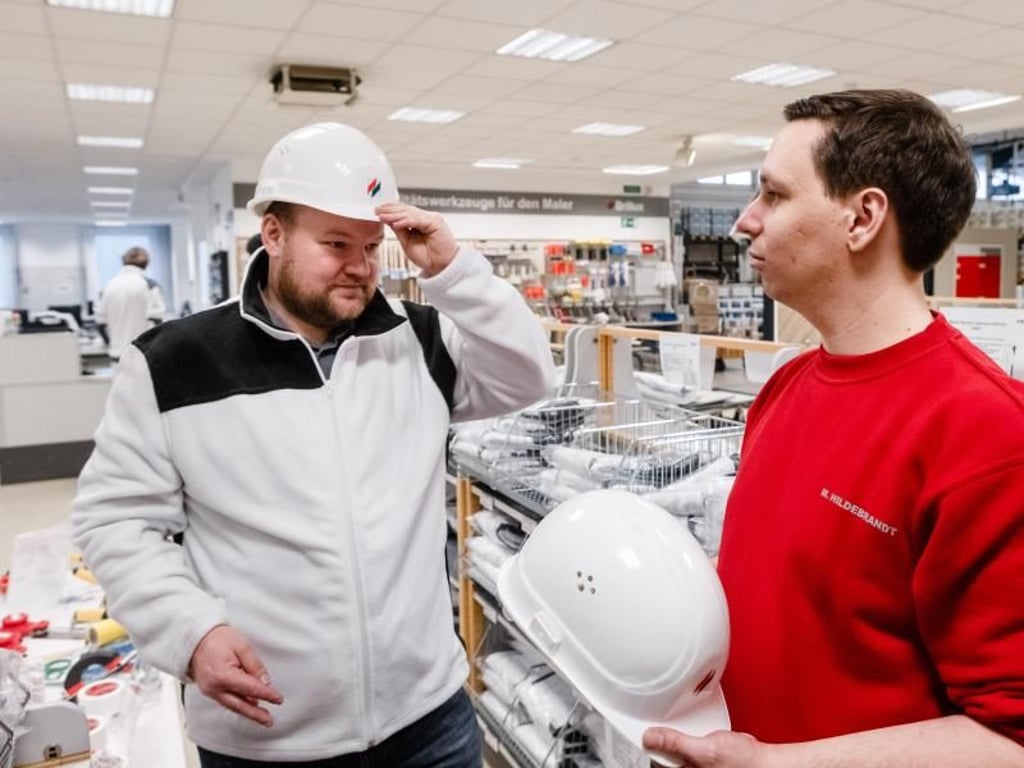 Passt der Helm? Was sind Vor- und Nachteile? Wer wie Mirco Hildebrandt (r) Groß- und Außenhandelskaufmann werden will, sollte sich gut überlegen, welche Branche ihn interessiert. Denn zu dem Job gehört es, sich in die jeweilige Produktpalette zu vertiefen. Hildebrandt arbeitet beim Farb- und Lackspezialisten Brillux. Foto: Markus Scholz