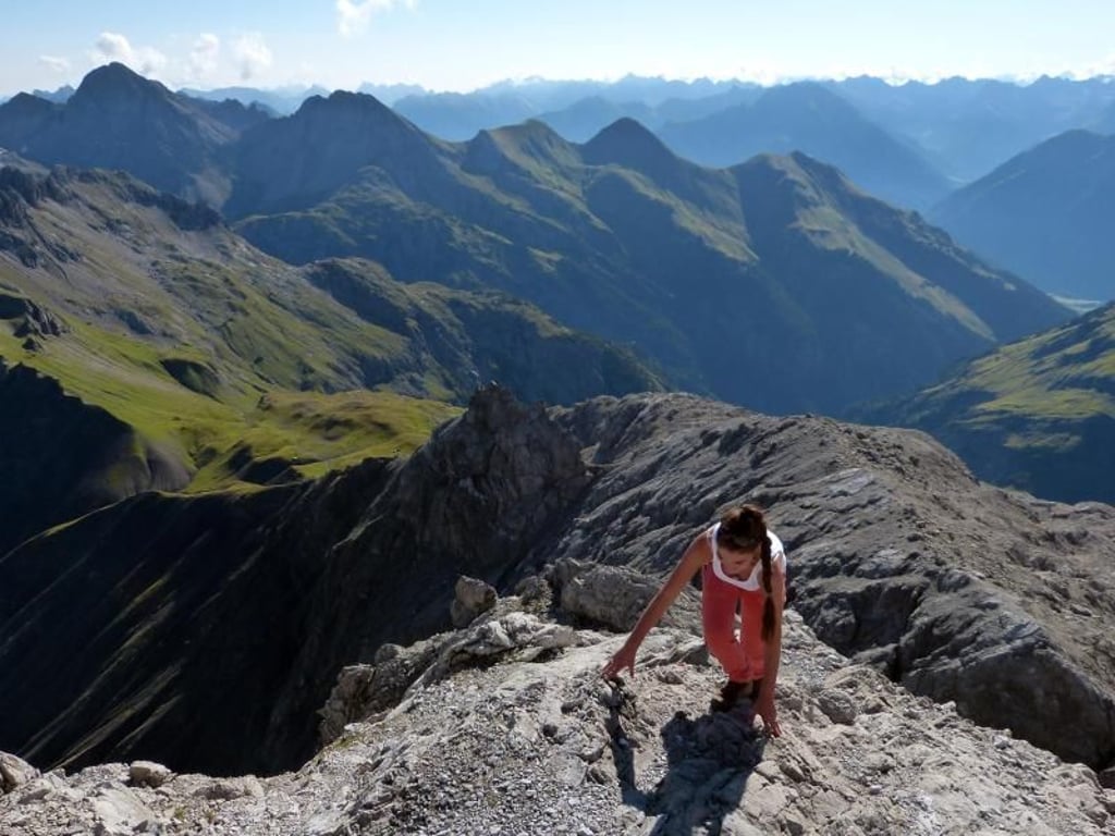 Unwegsames Gelände: Bei der Kraxelei aufs Mädelejoch belohnen immer wieder fantastische Ausblicke für die Mühen des Aufstiegs. Foto: Florian Sanktjohanser