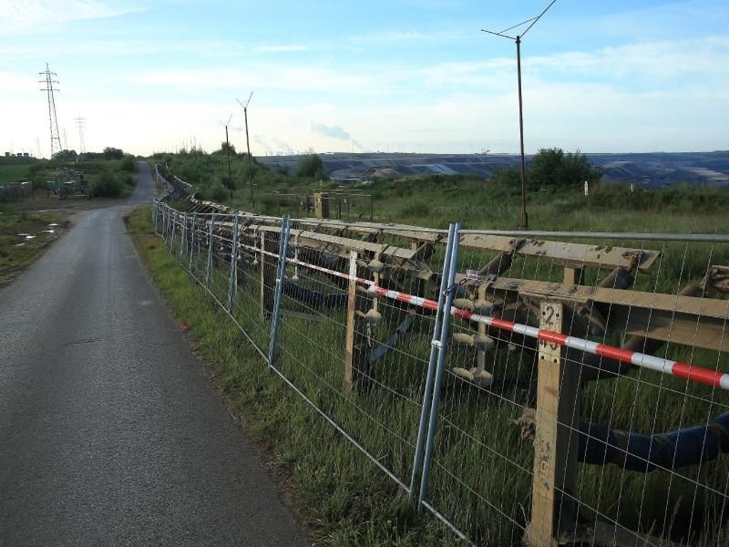 Schutzzaun vor dem Tagebau Garzweiler. Foto: David Young