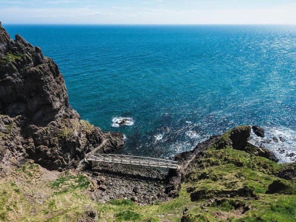 Was für ein Meerblick! Der Klippenpfad The Gobbins führt nah am Wasser vorbei. Foto: Stefan Schnebelt/Tourism Ireland