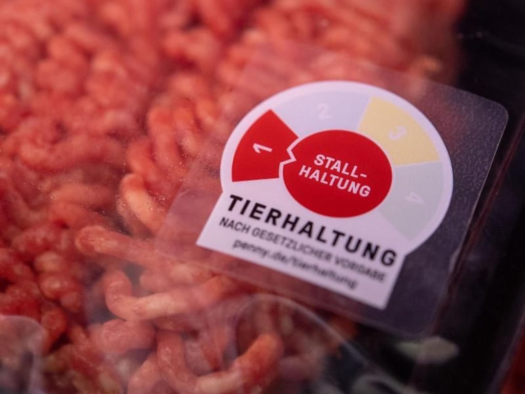 Rinderhackfleisch mit einer Kennzeichnung der Stufe "Stallhaltung" bei Penny. Foto: Marius Becker