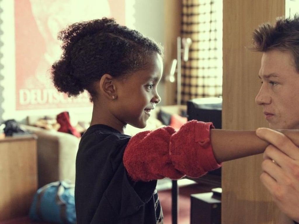 Lara (Nomie Laine Tucker) erzählt Kai (Vincent Krüger), dass sie als Adolf Hitler verkleidet zum Kostümtag in die Schule gehen möchte - Szene der vom ZDF produzierten Mini-Serie «Familie Braun». Foto: Andrea Andrea