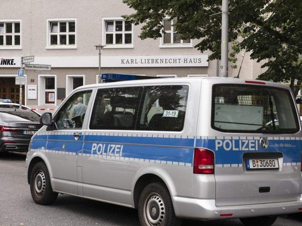 Ein Streifenwagen steht vor dem Karl-Liebknecht-Haus, der Parteizentrale der Linken. Das Gebäude ist wegen einer Bombendrohung geräumt worden. Foto: Paul Zinken