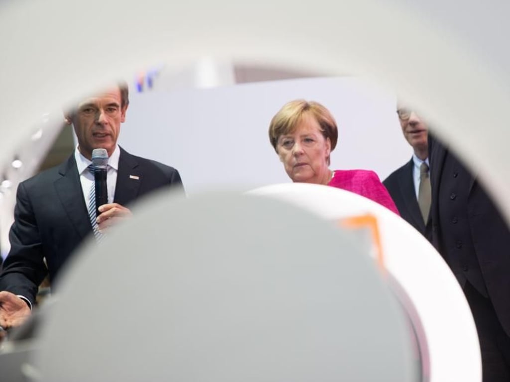 Bundeskanzlerin Angela Merkel besichtigt bei ihrem Eröffnungsrundgang der IAA ein System für einen Elektroantrieb am Stand von Bosch. Foto: Frank Rumpenhorst