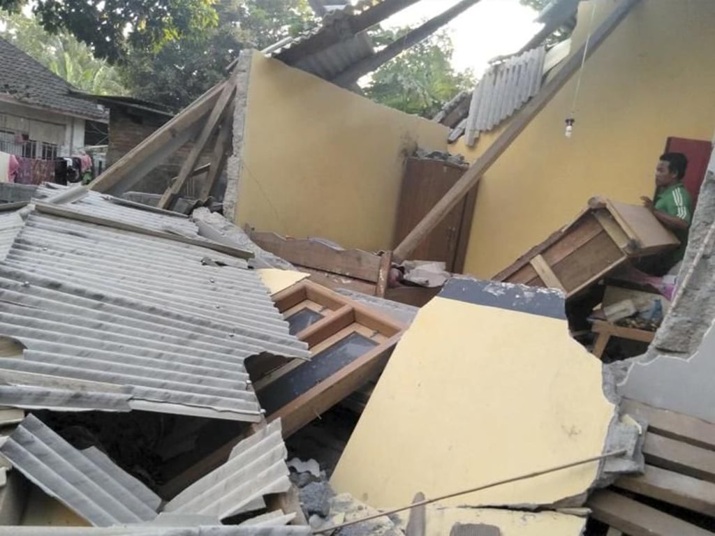 Dutzende von Häusern wurden bei dem Beben entweder zerstört oder schwer beschädigt. Gegenwärtig werde noch die Lage vor Ort sondiert. Foto: Indonesia?s Disaster Mitigation Agency/AP
