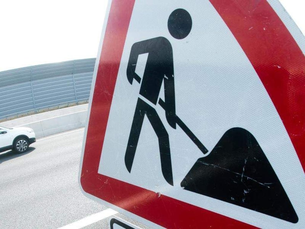 Ein Schild weist auf eine Baustelle hin. Foto: Julian Stratenschulte/Archiv