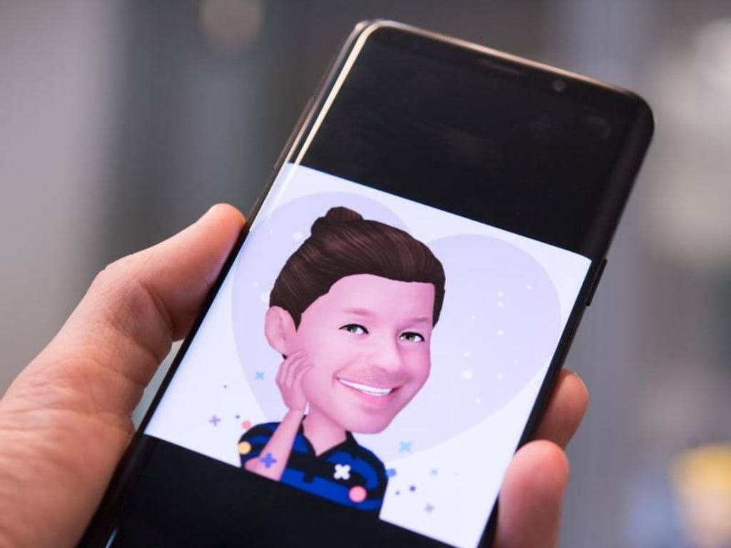 Wer mag, kann sich vom Galaxy S9 in seinen eigenen Emoji-Avatar verwandeln lassen. Das nicht immer ganz akkurate Selbstbild lässt sich dann für soziale Netzwerke nutzen. Foto: Franziska Gabbert