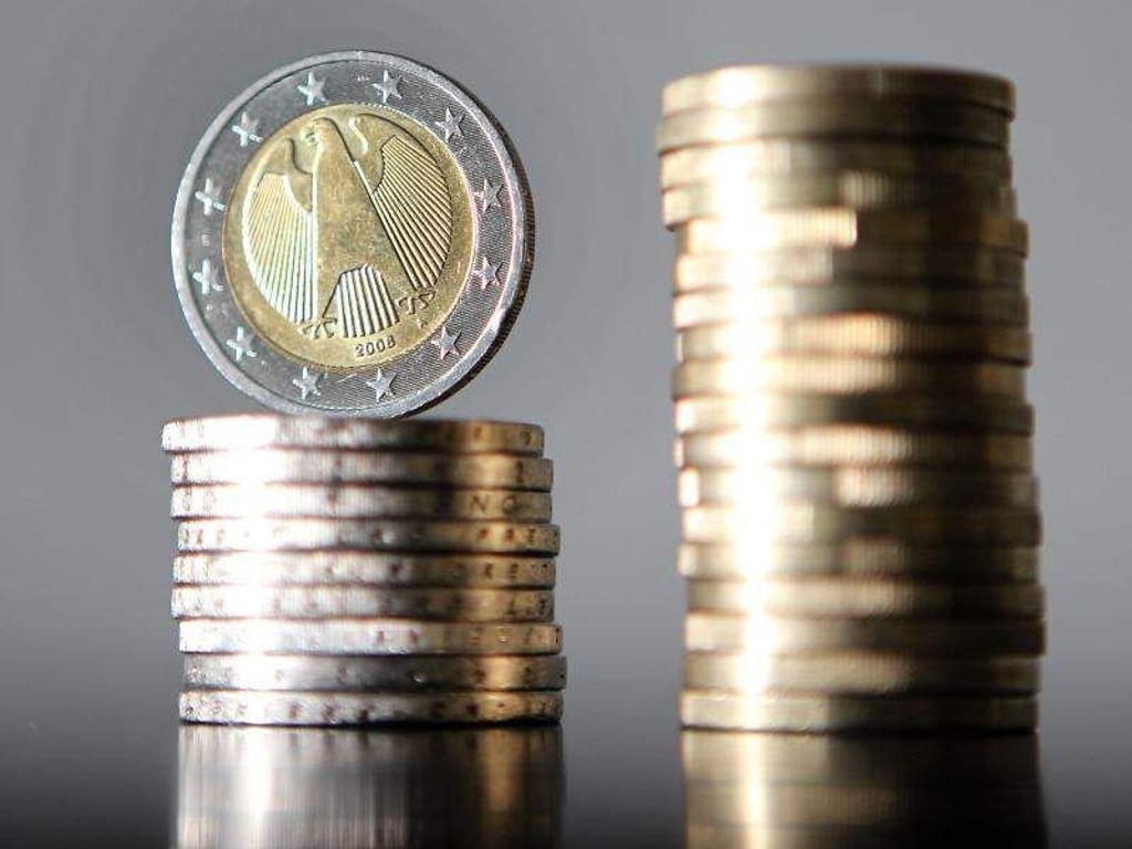 Euro-Münzen sind gestapelt. Foto: Oliver Berg/Archiv