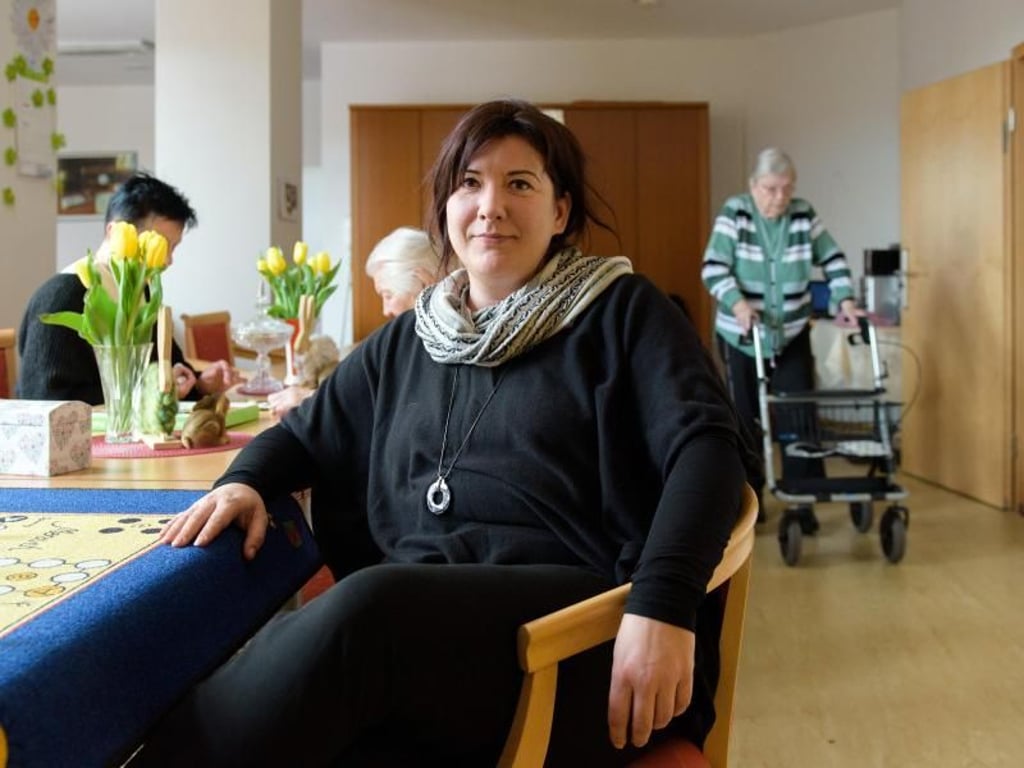 Susanna Günther ist Leiterin des Pflegedienstes der «Stiftung wohnen plus...» in Weimar. Sie kümmert sie sich um den Ablauf in drei Senioren-WGs. Foto: Candy Welz