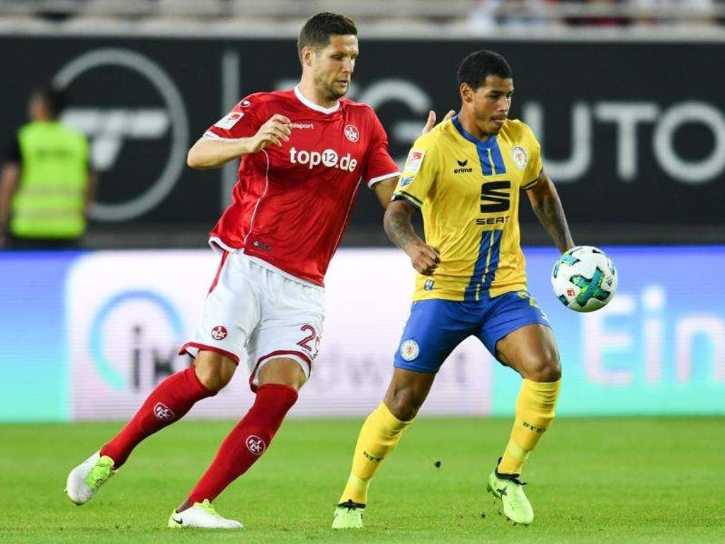 Kaiserslauterns Stipe Vucur (l) und Braunschweigs Onel Hernandez versuchen an den Ball zu kommen. Foto: Uwe Anspach