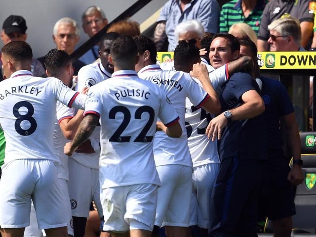 Spieler des FC Chelsea umarmen ihren Trainer Frank Lampard (r). Foto: Joe Giddens/PA Wire